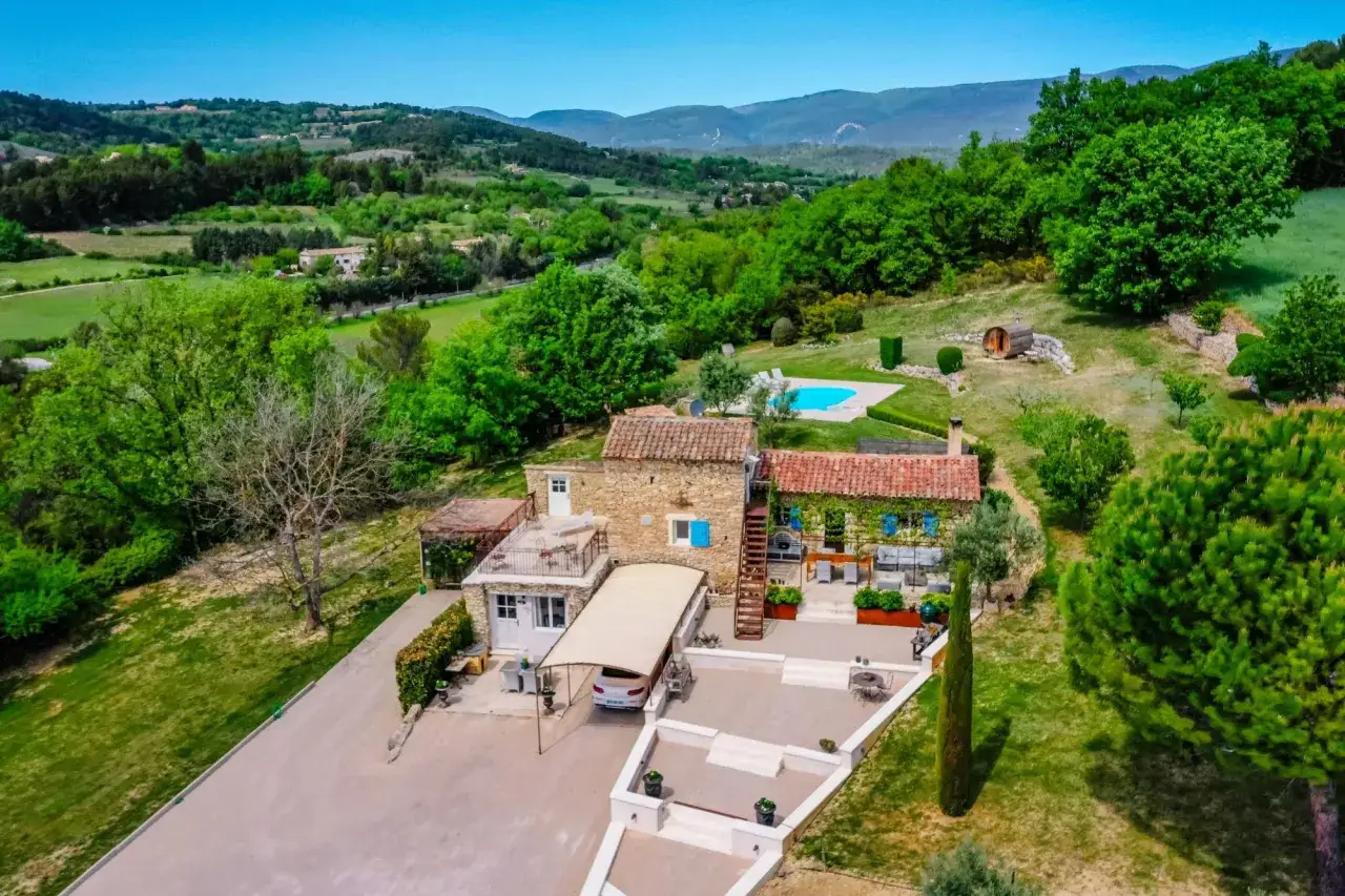 Maison de campagne en pierre avec piscine et vue sur les collines pr&egrave;s de Cabri&egrave;res d'Avignon.