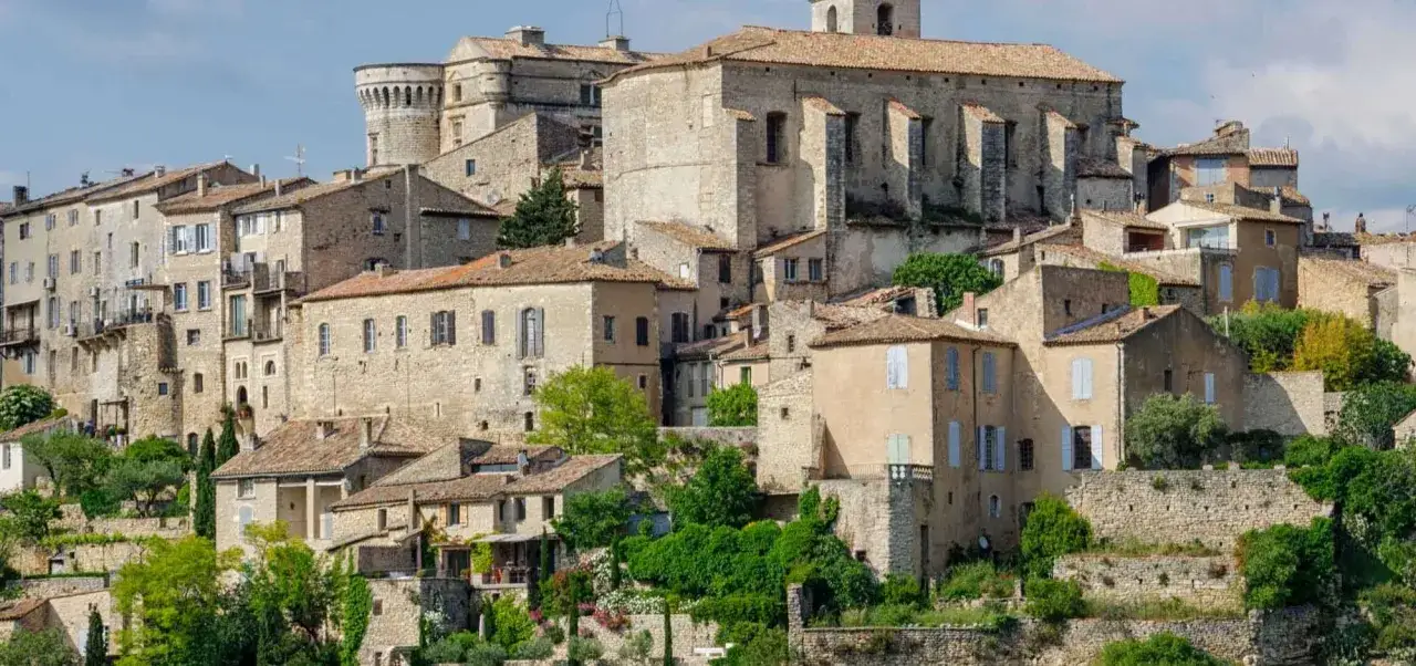 Village perch&eacute; de Lacoste, avec ses maisons en pierre et son ch&acirc;teau m&eacute;di&eacute;val dominant le paysage proven&ccedil;al.