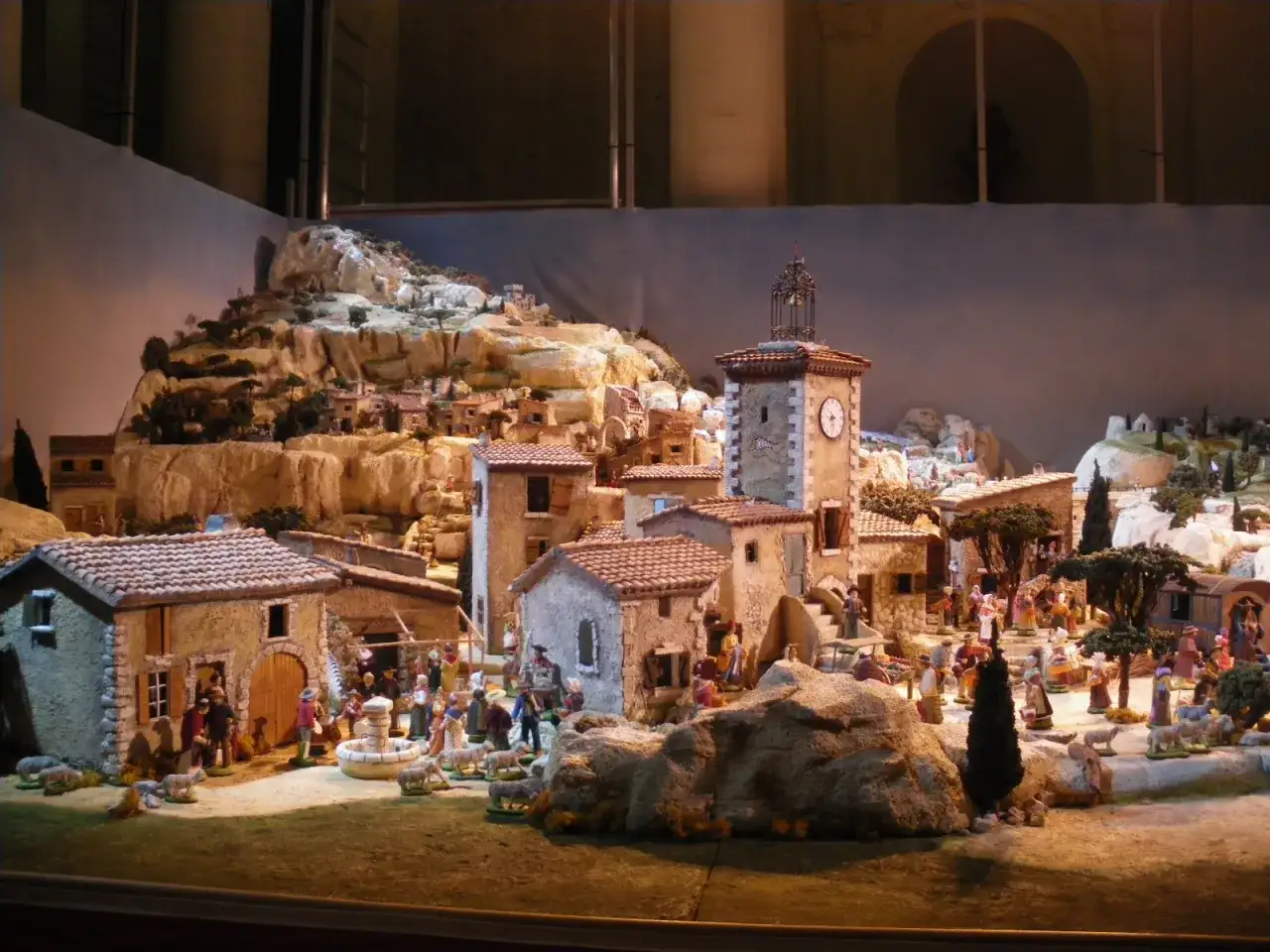 Un village proven&ccedil;al anim&eacute;, avec sa fontaine et son clocher, recr&eacute;e les plus belles cr&egrave;ches de No&euml;l en Provence.