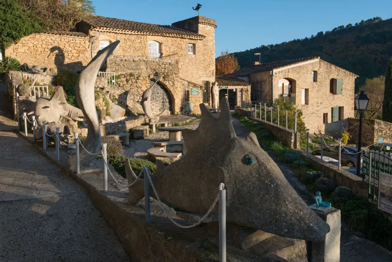 Sculptures &eacute;tranges devant le mus&eacute;e extraordinaire Ansouis, un lieu unique en Provence.