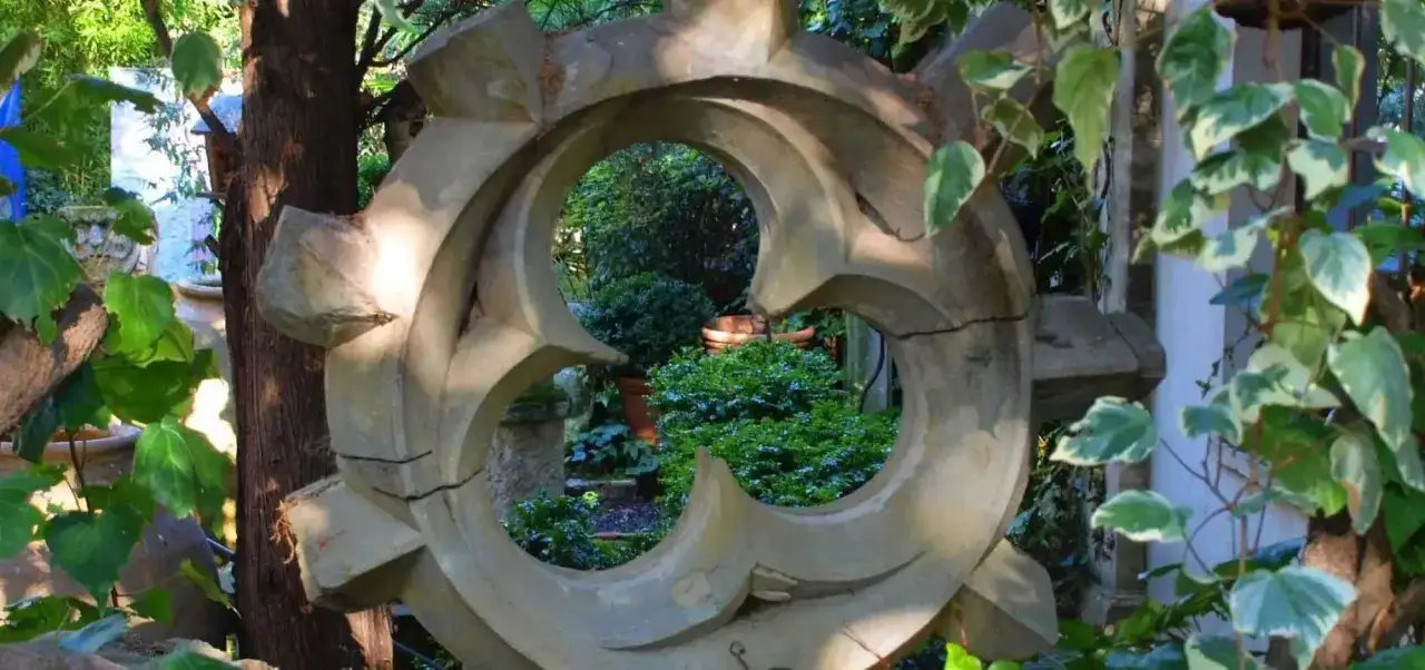 Un portail ornemental en pierre, comme une fen&ecirc;tre sur le jardin luxuriant du h&ocirc;tel d'Agar, invite &agrave; la d&eacute;couverte.