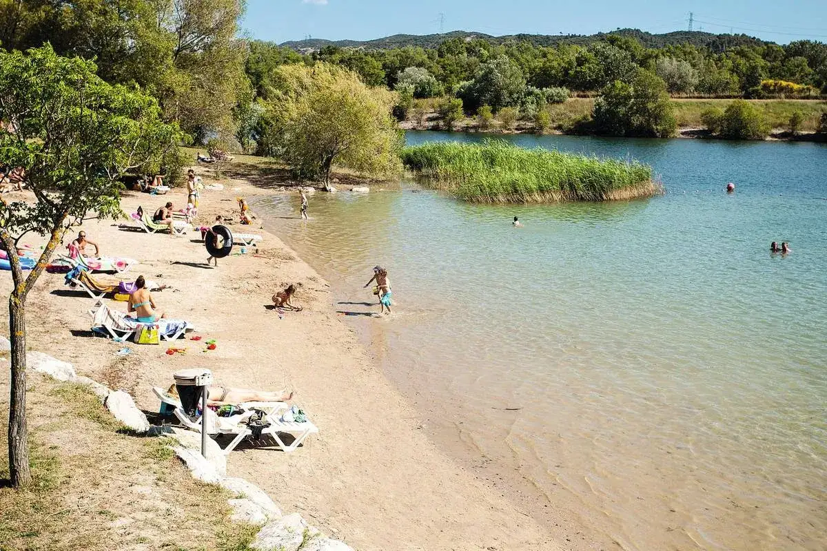 Plage anim&eacute;e &agrave; l'&eacute;tang de la Bonde, baigneurs profitant du soleil et de l'eau claire. Avis positifs pour ce lieu de d&eacute;tente.