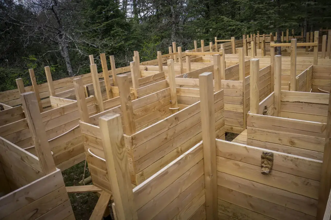 Labyrinthe en bois dans la for&ecirc;t enchant&eacute;e Venasque, avec des murs bas et des poteaux verticaux.