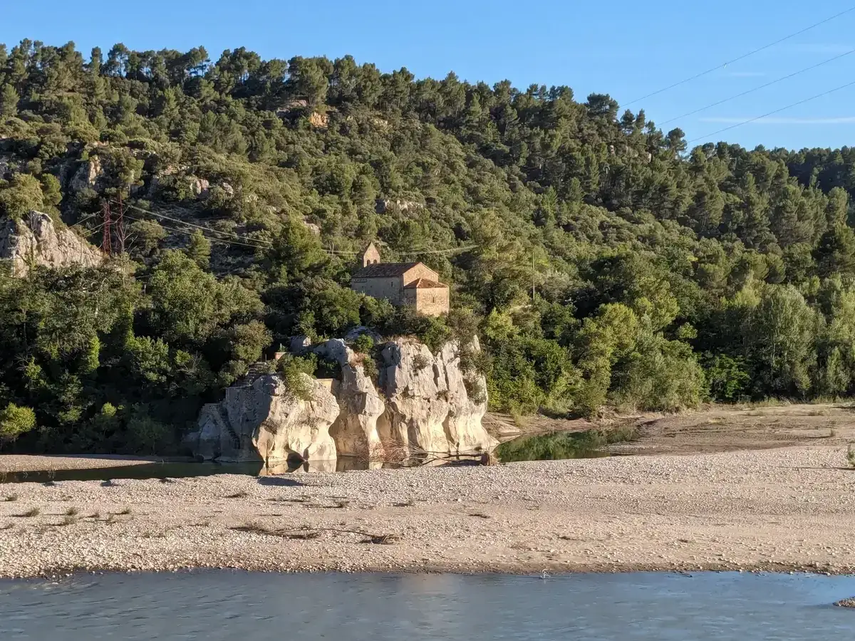 Chapelle perch&eacute;e sur un rocher, dominant la rivi&egrave;re pr&egrave;s de Mirabeau ville. Paysage proven&ccedil;al verdoyant sous un ciel bleu.