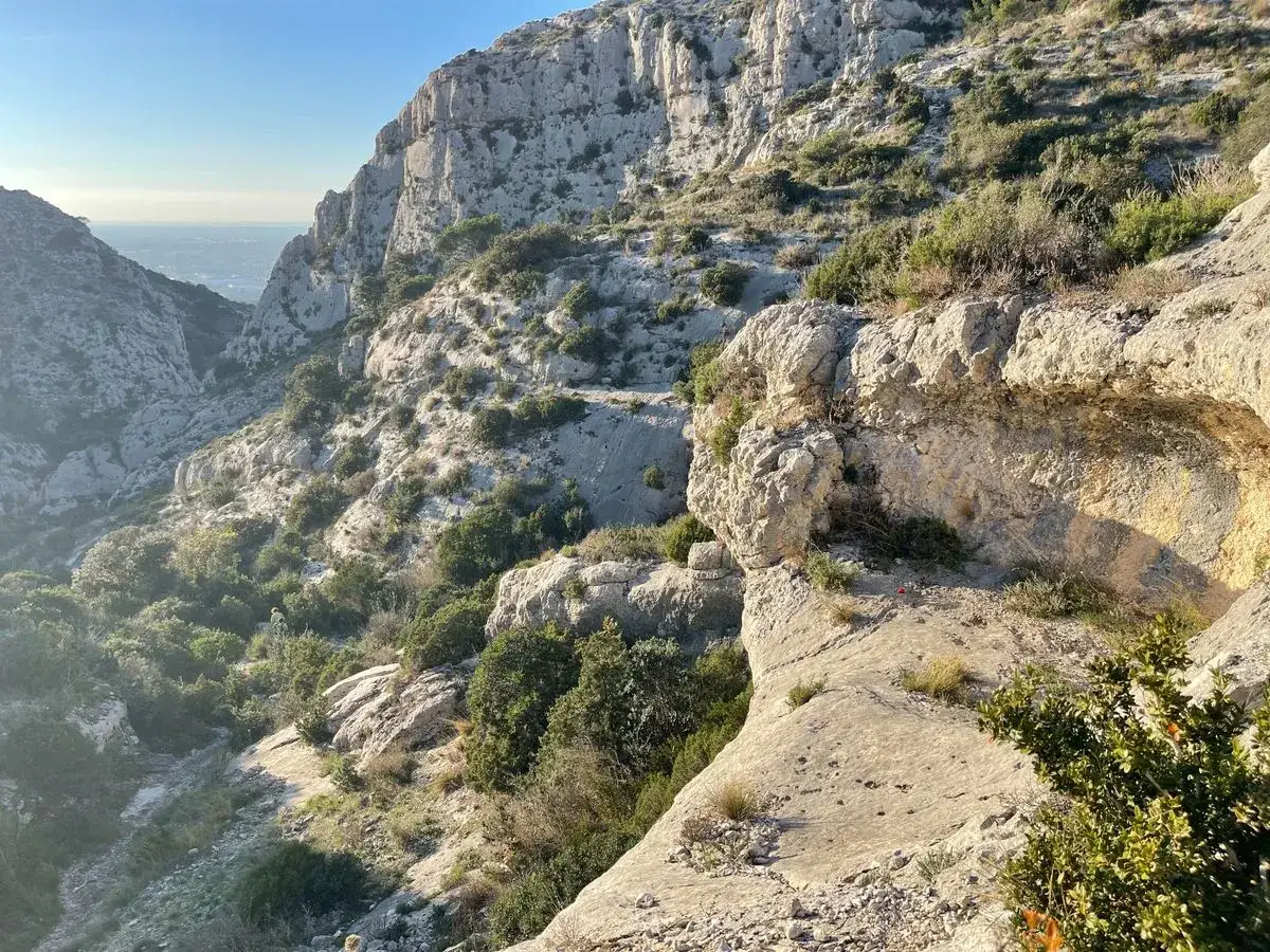 Vue panoramique des gorges de Badarel, avec des falaises calcaires escarp&eacute;es et une v&eacute;g&eacute;tation m&eacute;diterran&eacute;enne clairsem&eacute;e.