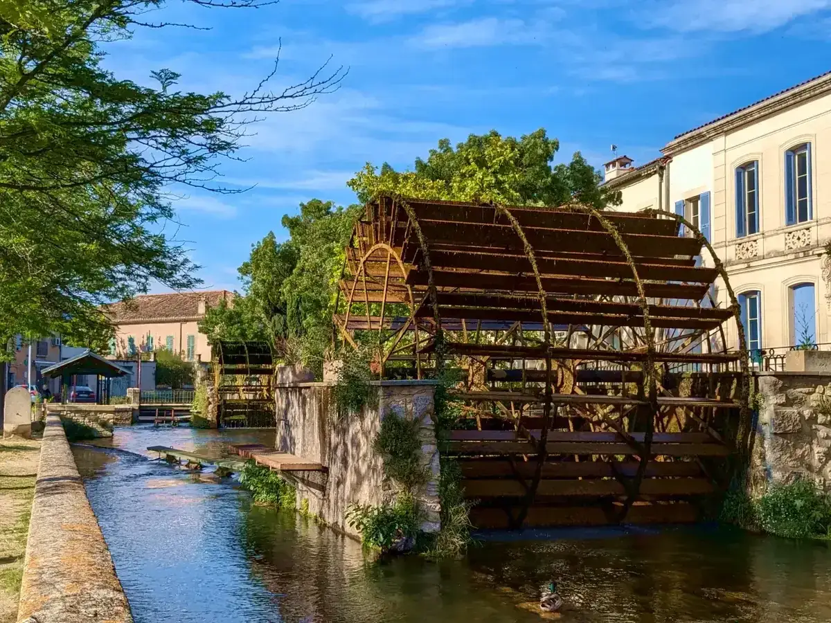 Roues à aubes rouillées sur la Sorgue, un charmant paysage à L'Isle-sur-la-Sorgue.