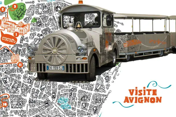 Le petit train touristique de Avignon, décoré de dessins de la ville, prêt à emmener les visiteurs découvrir les trésors d'Avignon.